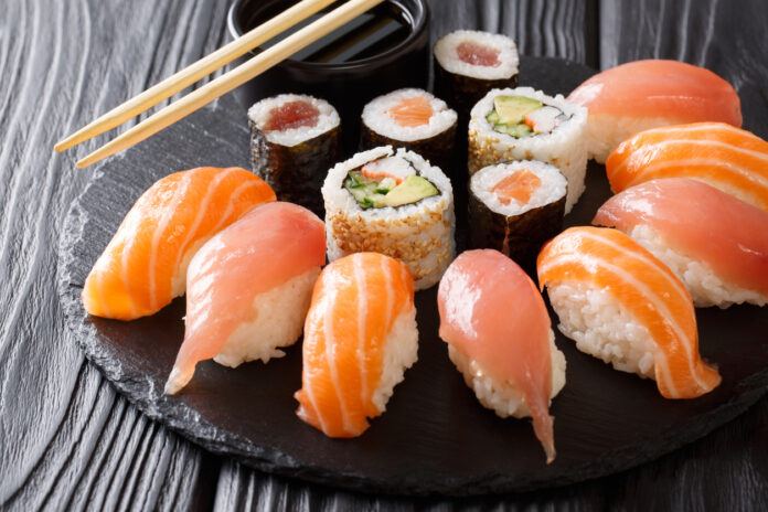 Verschiedene Sushi mit Lachs und Thunfisch.