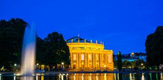 Das Opernhaus in Stuttgart am Abend.