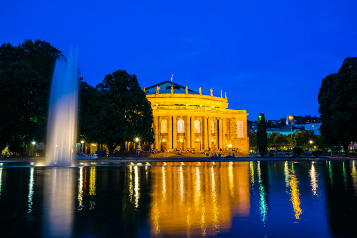 Das Opernhaus in Stuttgart am Abend.