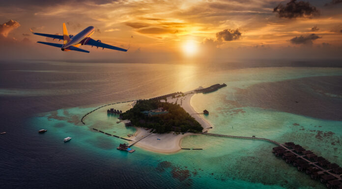 Eine einsame Insel im Sonnenuntergang.