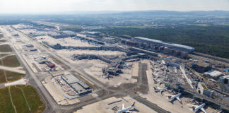 Blick auf den Flughafen mit parkenden Flugzeugen.