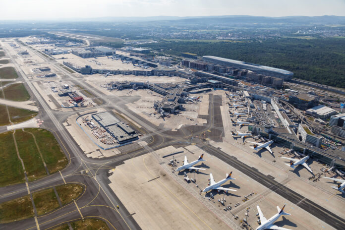 Blick auf den Flughafen mit parkenden Flugzeugen.