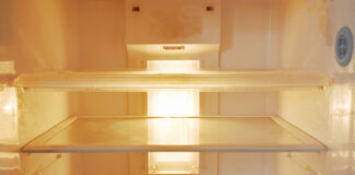 Leerer Kühlschrank mit Lampe oder Beleuchtung