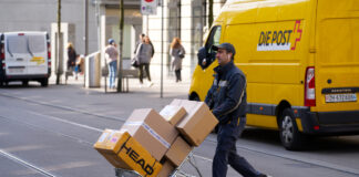 Postzusteller mit Paketen der Deutschen Post