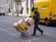 Postzusteller mit Paketen deutsche Post