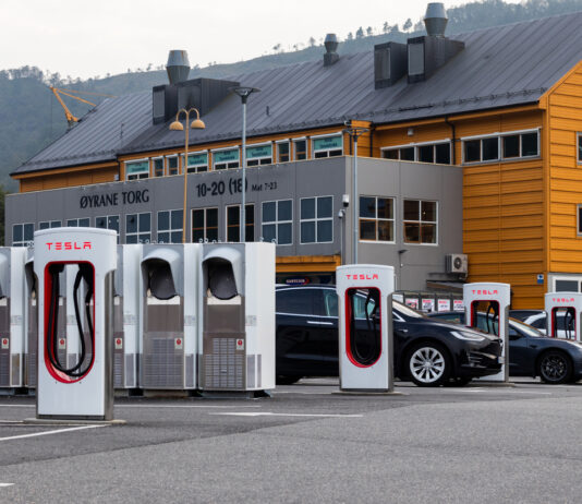 E-Autos werden an Tesla Superchargern geladen.