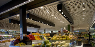 Obst- und Gemüseabteilung im Supermarkt.
