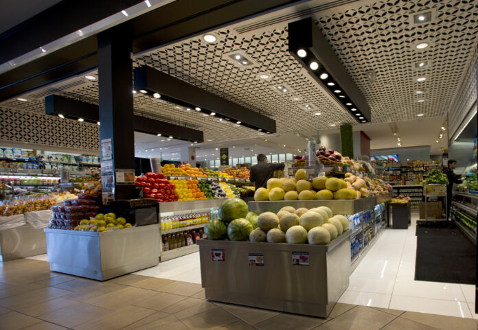 Obst- und Gemüseabteilung im Supermarkt.