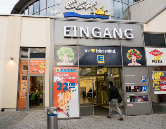 Der Eingangsbereich von einem Edeka Supermarkt