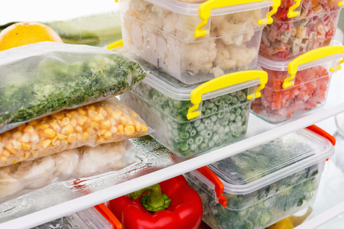 Gefrorene Lebensmittel in Kunststoffbehältern im Kühlschrank oder Gefrierschrank