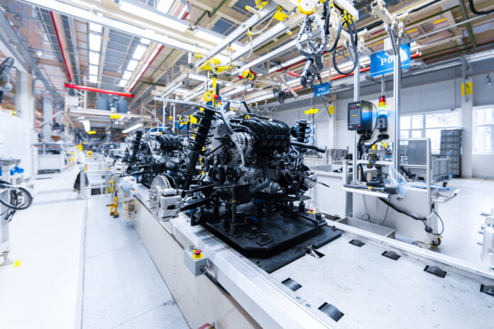 Die Montagelinie für Automotoren ist in Produktion. Auto-Montage nach Teilen