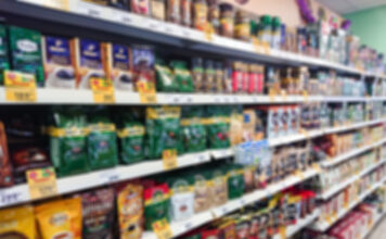 Ein vollgefülltes Kaffee- und Teeregal im Supermarkt.