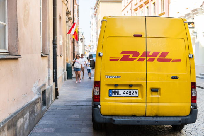 Ein gelbes DHL-Postauto steht auf der Straße