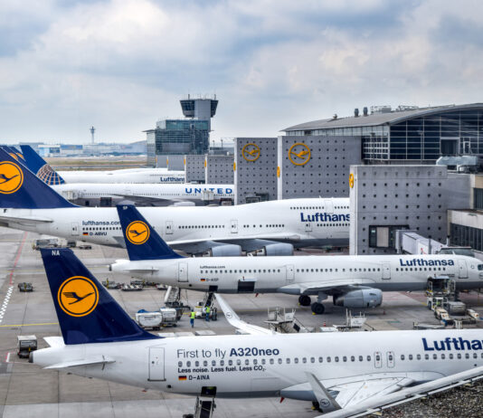 Die Flugzeuge der Lufthansa auf einem Flughafen.