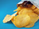Kartoffelchips in einer Tüte.