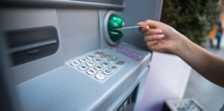 Bankkarte wird in Automaten gesteckt. Eine neue EC-Karten-Regel tritt bald in Kraft.