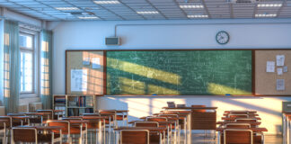Die Inneneinrichtung und eine Tafel in einem Klassenraum einer Schule
