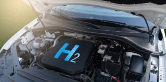 Eine offene Motorhaube, bei einem Wasserstoff-Auto