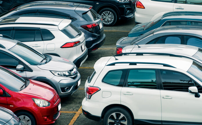 Parkende in einer Reihe stehende Autos auf dem Parkplatz