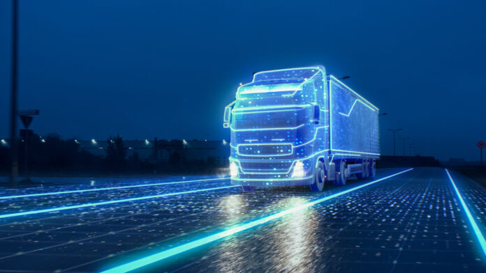 Ein leuchtender Elektro-Lastwagen fährt durch eine Autobahn