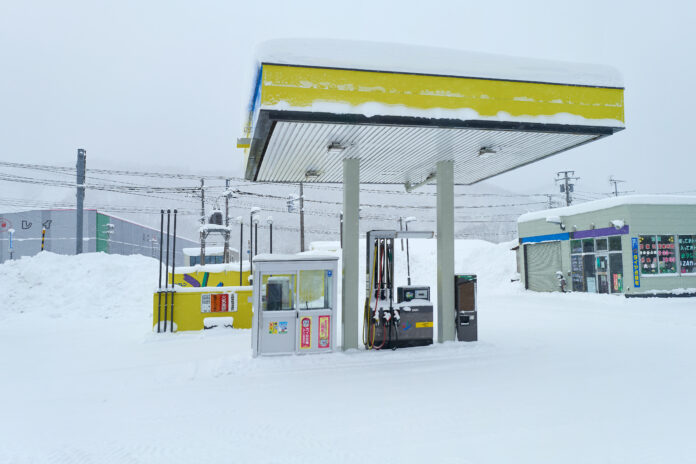 Eine völlig zugeschneite Tankstelle im Winter.