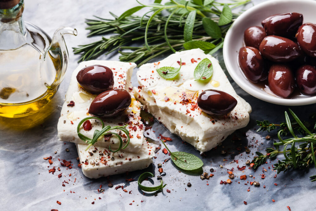 Oliven und Feta sind gehören unbedingt zu leckerem griechischem Essen.