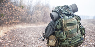 Ein Bundeswehr Soldat mit seinem Rucksack.