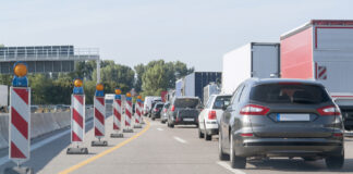 Autos und LKWs stehen im Stau auf der Autobahn