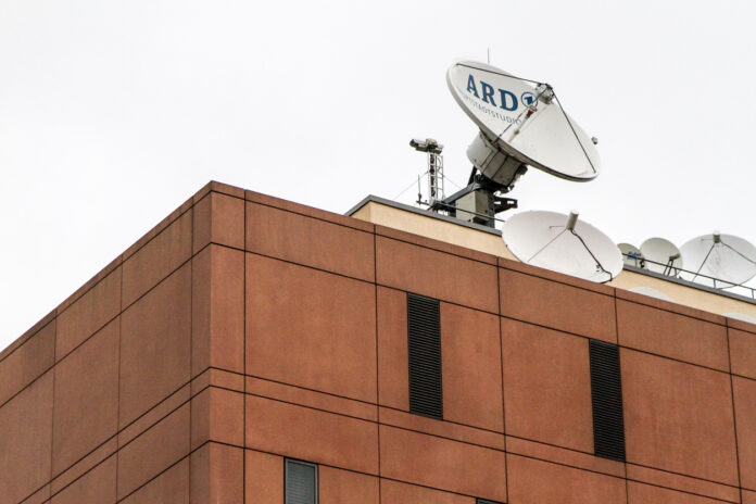 Gebäude des Rundfunks mit ARD-Satellit auf dem Dach