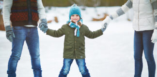 Beim Eislaufen in Karlsruhe haben sowohl Kinder als auch Erwachsene viel Spaß.