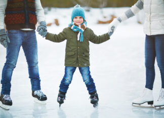 Beim Eislaufen in Karlsruhe haben sowohl Kinder als auch Erwachsene viel Spaß.