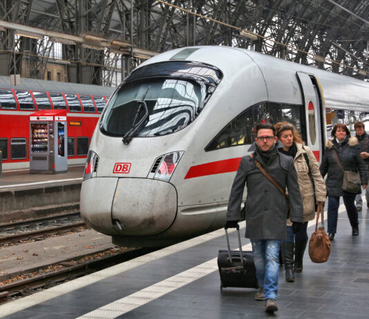 Fahrgäste am Bahngleis der Deutschen Bahn.