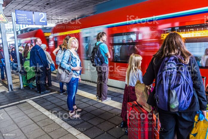 Fahrgäste steigen in einen Zug im Bezug auf 1 Euro Ticket VRN