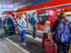 Fahrgäste steigen in einen Zug im Bezug auf 1 Euro Ticket VRN