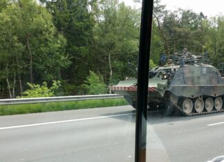 Panzer auf der Autobahn, Militär-Konvoi auf deutschen Autobahnen.