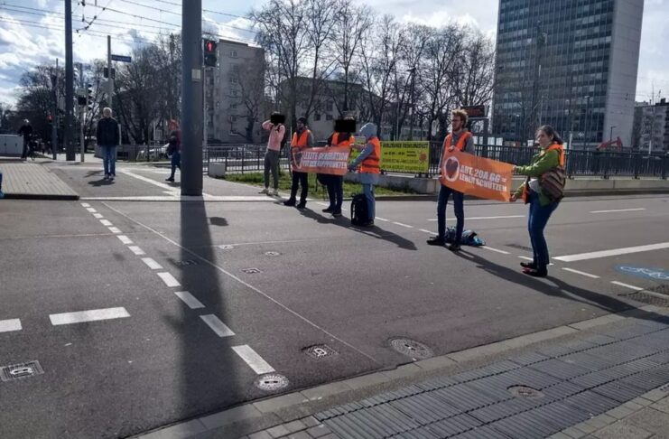 Letzte Generation Karlsruhe blockiert Straße.