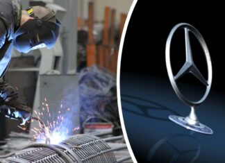Mercedes-Mitarbeiter bei der Arbeit - das Mercedes-Emblem oder Markenlogo neben einem Arbeiter, der in einer Fabrik ein Fahrzeug, eine Komponente oder ein technisches Detail herstellt.