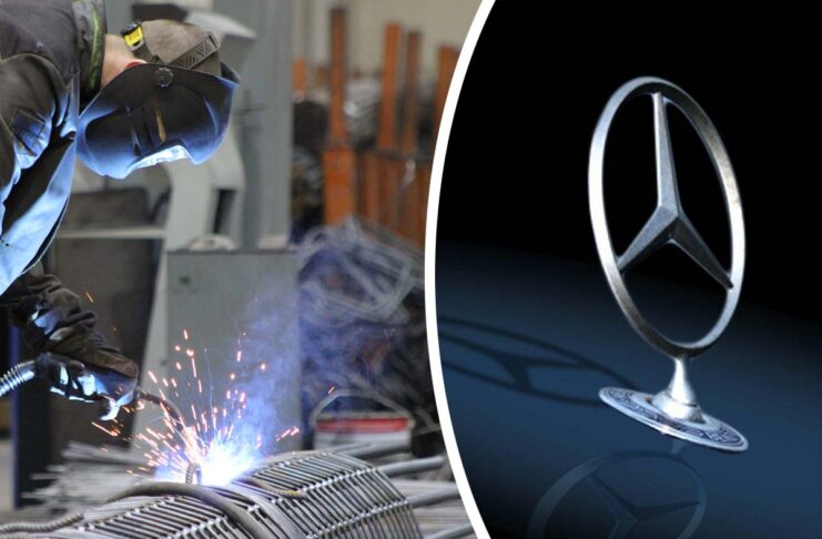 Mercedes-Mitarbeiter bei der Arbeit - das Mercedes-Emblem oder Markenlogo neben einem Arbeiter, der in einer Fabrik ein Fahrzeug, eine Komponente oder ein technisches Detail herstellt.
