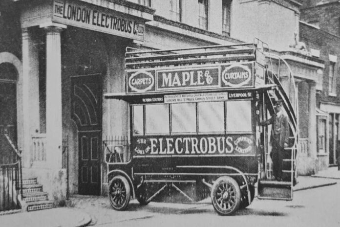 Historischer Elektrobus im Jahr 1907.