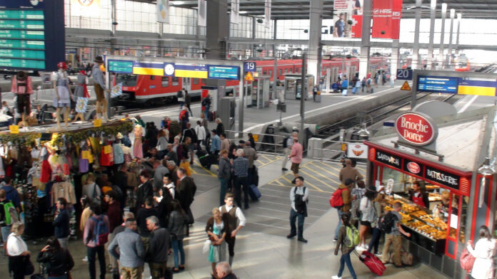Passagiere in einem deutschen Bahnhof.