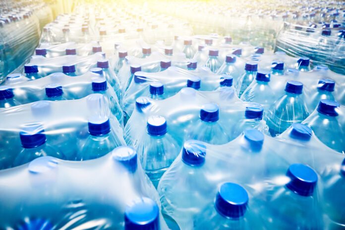 Viele verpackte Mineralwasserflaschen aus Plastik.