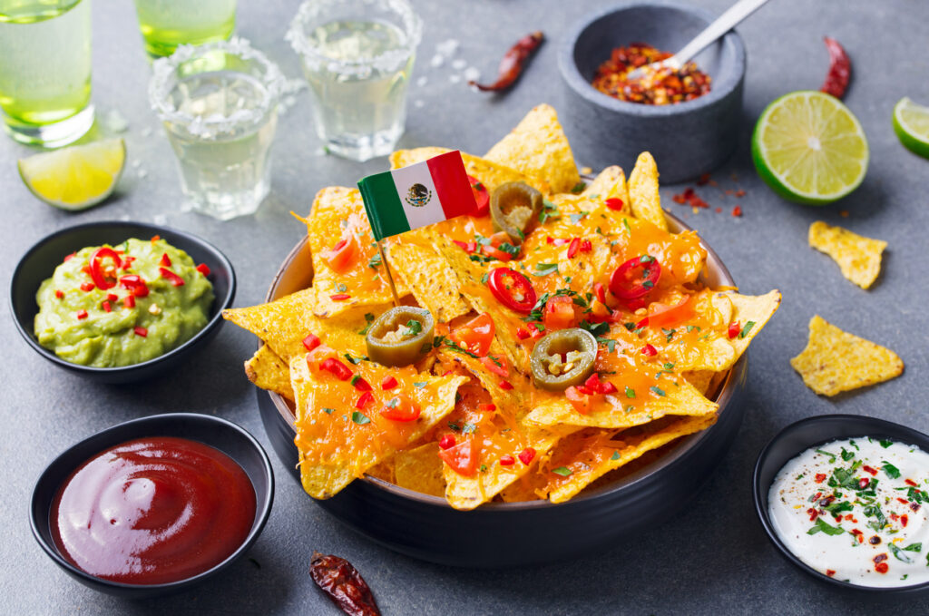 Mexikanische Küche verzaubert mit ihren überbackenen und knackigen Speisen, wie beispielsweise leckeren Nachos, mit Käse gefüllten Quesadillas oder knusprigen Tacos.