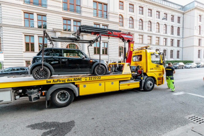 Ein Elektroauto wird nach Pannen mit Starterbatterie abgeschleppt.