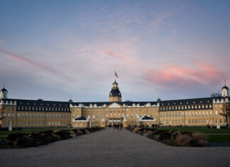 Das Schloss von Karlsruhe in der Abend Dämmerung und der Schlossplatz