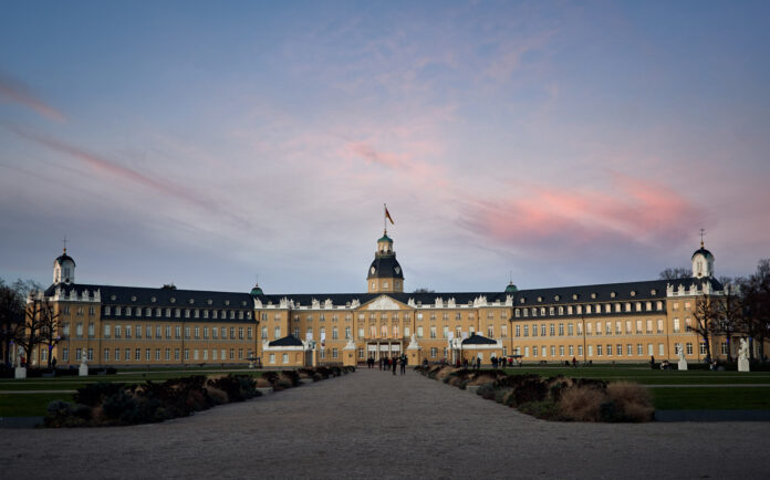 Das Schloss von Karlsruhe in der Abend Dämmerung und der Schlossplatz