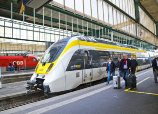 Ein Zug fährt in den Stuttgarter Bahnhof ein.