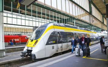 Ein Zug fährt in den Stuttgarter Bahnhof ein.