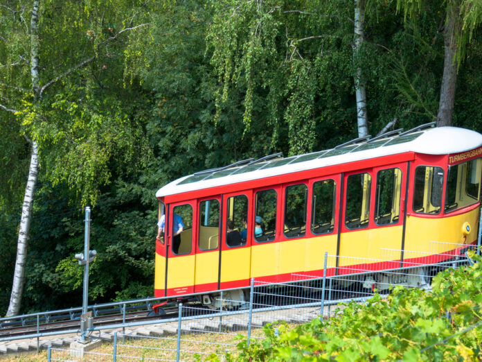 Die Turmbergbahn in Karlsruhe ist eine der bekanntesten Sehenswürdigkeiten der Stadt.