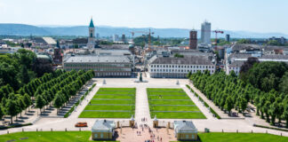 Das Badische Landesmuseum lädt zu einer faszinierenden Reise durch die Kunstgeschichte ein. Ein weitläufiger Park und ein Vorplatz laden Besucher und Passanten zum Verweilen ein.