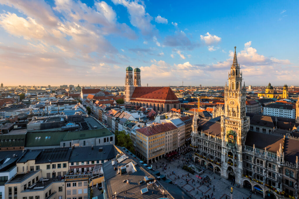 München lockt seine Besucher nicht nur zu Zeiten des Oktoberfests mit altehrwürdiger Tradition, dem englischenEnglischen Garten als grüne Lunge, zünftiger Schmankerl und mit der Nähe zu den Alpen, die von der Stadt aus sogar sichtbar sind.